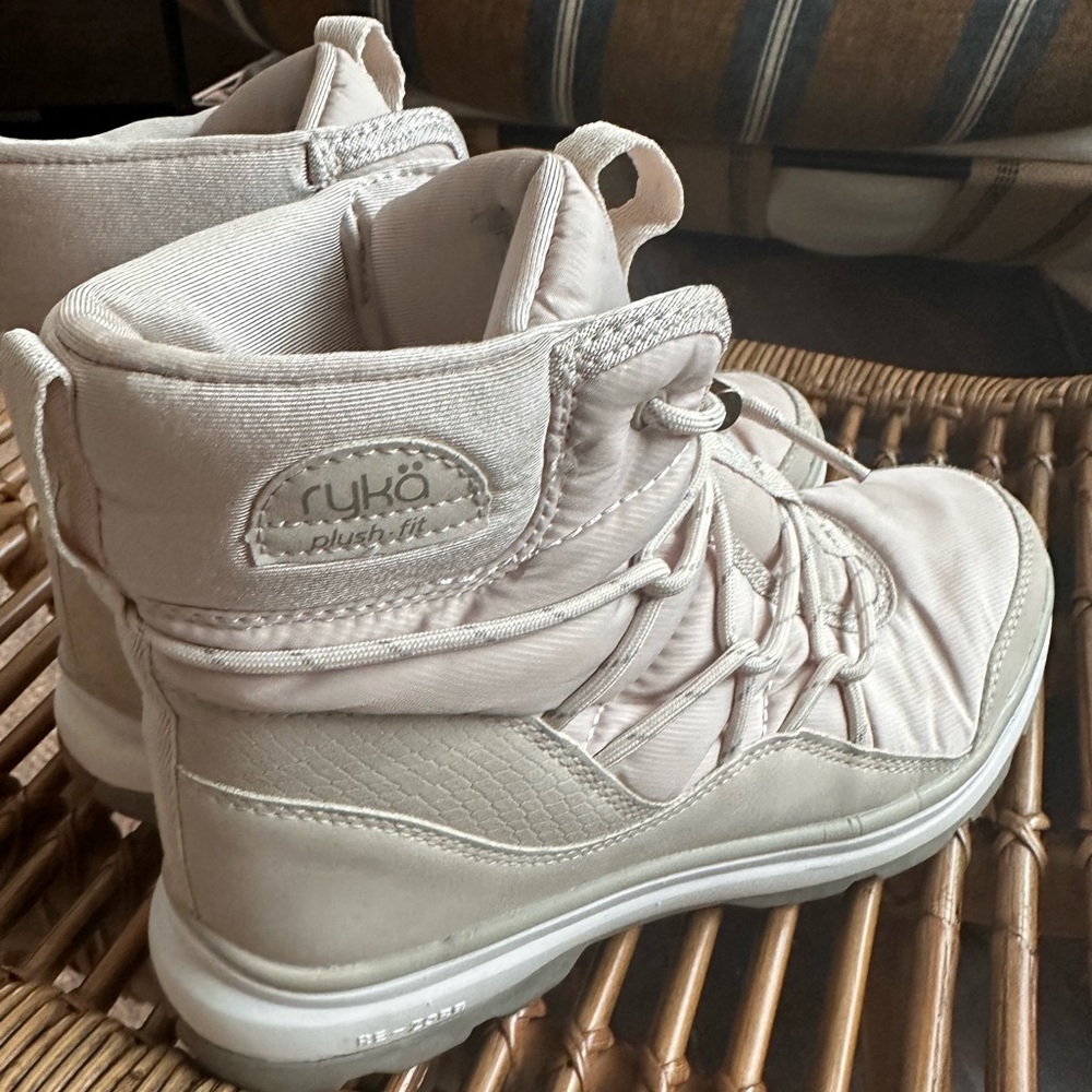 Size 7 Rykä winter boots
